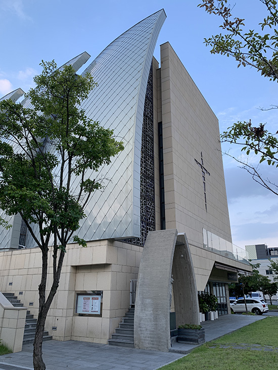 관평동 성당 전경. 2019년 대전시 건축상 금상을 받았다. (사진 제공 = 관평동 성당)