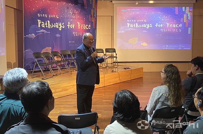 청년들과 함께한 이기헌 주교. ⓒ정현진 기자<br>