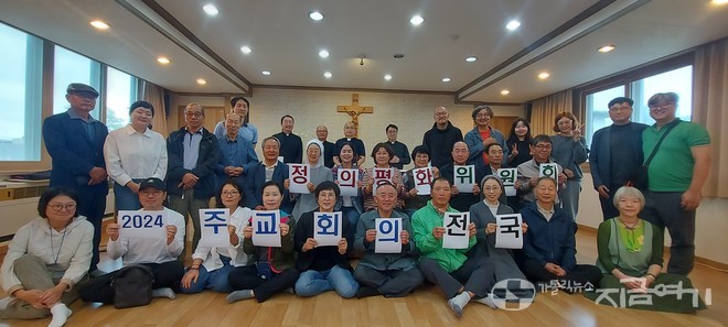 연수 셋째 날 파견 미사 후 전체 참가자들과 함께.&nbsp;ⓒ경동현 기자<br>