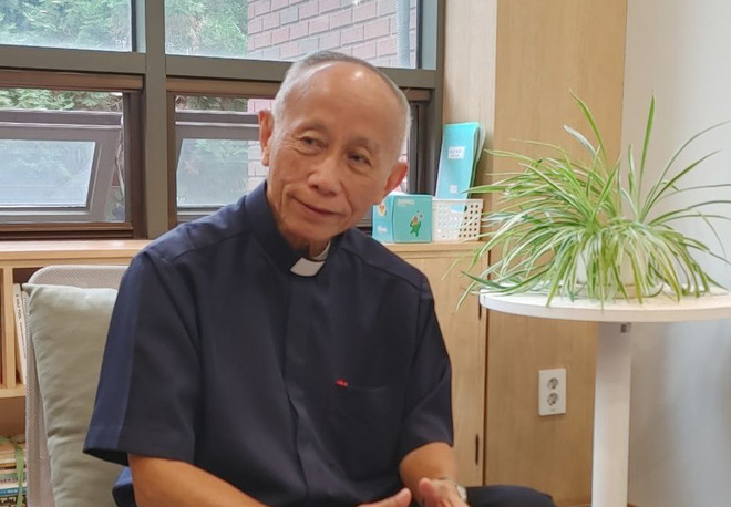 지난 14일 합정동 전진상센터에서 인터뷰 중인 안토니오 레데스마 대주교. (사진 제공 = 우리신학연구소)<br>