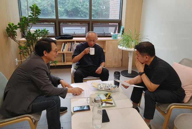 지난 14일 합정동 전진상센터에서 '가톨릭뉴스지금여기', 우리신학연구소와 안토니오 레데스마 대주교가 인터뷰하고 있다. (사진 제공 = 우리신학연구소)