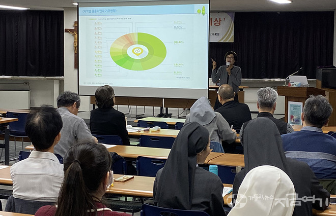 이날 강연회에는 이주민, 난민 문제에 관심을 갖고, 교회에서 관련 활동을 하는 이들이 참석해, 이야기를 귀 기울여 들었다. ⓒ정현진 기자<br>