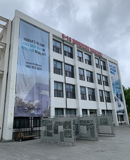 “그들이 희생자라고 생각했던 것은 내 오해였다. 그들은 희생자가 되기를 원하지 않았기 때문에 거기에 남았다.”(213쪽) 전남도청은 최후 항쟁지다. 국가의 행정 기관을 지키고, 애국가를 부르고 전사자를 태극기로 덮는 또한 그토록 질서 정연한 폭도가 있던가. 시민군의 저항은 불법적 반란군과 맞선 온당한 행위였다는 것을 역사는 밝혀 주었다. ©김지환