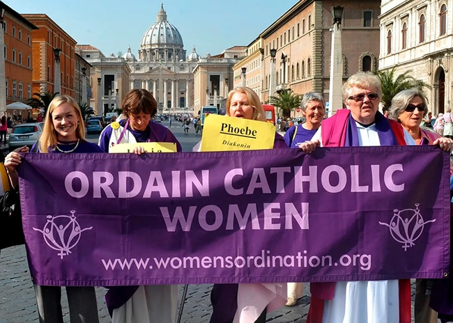 로마 가톨릭교회에서 여성 서품을 위해 싸우는 종교 운동 여성들이 2008년 10월 15일 바티칸 시국과 국경을 접한 이탈리아 영토인 로마의 비아 델라 콘칠리아치오네에서 시위 집회를 하고 있다. (사진 출처 = La-croix international)<br>
