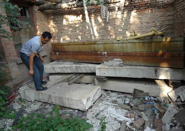 허름한 건물 담벼락 아래, 아무렇게나 방치되어 있던 선교사 묘비. 2014년 9월 9일에 찍은 사진이다. 장소는 헌현 야커호텔(雅客酒店) 부지 내에 있던 폐쇄된 공장 건물이다. 비석 위에 서 있는 이는 헌현 교구의 푸원졘(付文俭) 신부이고, 촬영자는 거샹빈(葛向兵) 신부다. 지난 10월 26일에 나는 헌현을 답사했다. 현재 운태산 선교사 묘지는 수녀회가 운영하는 피정 센터인 ‘활천중심’(活泉中心) 안에 있다. 외부인이 참관하기 어려운 구조다. 내가 거길 찾아갔을 때, 운 좋게도 신부님 한 분과 우연히 마주쳤다. 그분께 사정을 말하니 묘지에 들어가게 해 주었고, 시간을 내어 상세한 설명도 해 주었다. 헌현 교구의 톈솽챵(田双强) 시몬 신부다. 또한 사진 속 분들께 연락해 사진 속 광경의 경위를 알아봐 주었고, 사진을 써도 좋다는 허락까지 받아주었다. 시몬 신부님께 감사의 말씀을 올린다. (사진 출처 = 獻縣敎區)