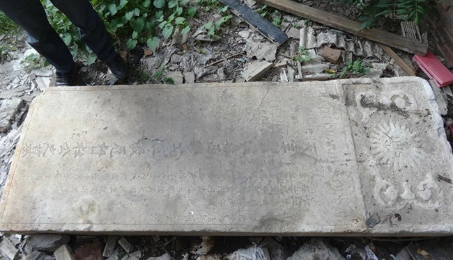 에두아르 뒤바(Édouard Dubar, 杜巴爾, 1826-78)의 묘비. 프랑스 예수회 선교사로 직예동남대목구의 두 번째 주교(1864-78) 주교였다. (사진 출처 = 獻縣敎區)<br>