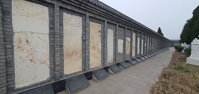 묘지를 두른 비석들의 담장. 예수회 선교사 묘비 1백여 기를 담장으로 만들었다. 프랑스인 및 중국인 사제와 수사의 묘비다. 주교 다섯의 비석으로 시작해 사망한 순서대로 배치되었다. 사진 왼쪽 첫 번째 것부터 보르니에, 뒤바, 불테, 마케, 레크로아 주교다. ⓒ오현석<br>