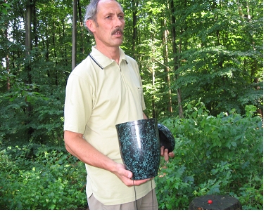 이렇게 생긴 크기의 유골함에 유골을 담는다. 이 유골함의 특징은 전분으로 만들어져 땅에 묻히면 3주 내에 땅에 흡수되어 유골 역시 땅으로 스며들게 된다.&nbsp;ⓒ조욱종<br>