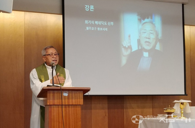 9일 '함께 걷는 예수의 길' 월례 미사에서 최기식 신부(원주교구)가 강론하고 있다. ⓒ배선영 기자&nbsp;<br>