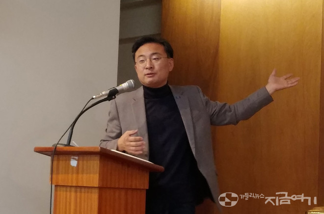 미사 뒤 이어진 이야기 나눔 시간에 신장식 의원(조국혁신당)이 강연하고 있다.&nbsp; ⓒ배선영 기자<br>