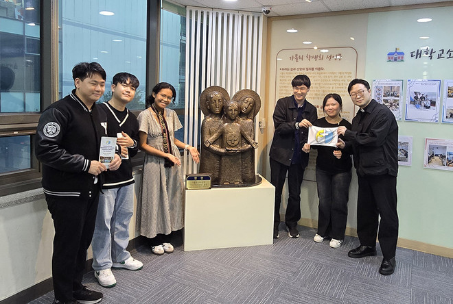 서울 동교동 서울대교구 대학생사목부에서, 학생들과 함께. 왼쪽에서 세 번째가 베르타 삼포누 사무국장. (사진 제공 = 팍스크리스티)<br>
