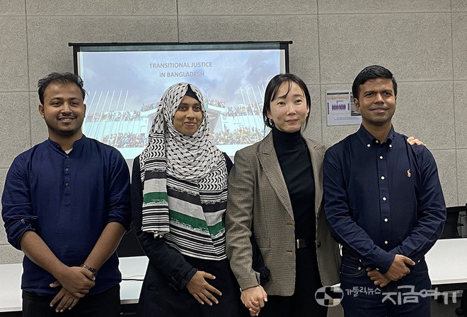 좌담회를 마친 뒤, (왼쪽부터) 모스피쿠르 라흐만 조한 씨, 사미아 악타르 씨, 활동가 이고은 씨, 무스타인 빌라 자히르 씨. 이들은 방글라데시를 위해 기도해 달라고 말했다. ⓒ정현진 기자<br>