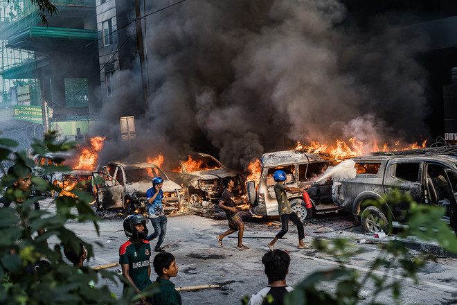 화염으로 뒤덮인 방글라데시 거리. (사진 제공 = 모스피쿠르 라흐만 조한 작가)<br>
