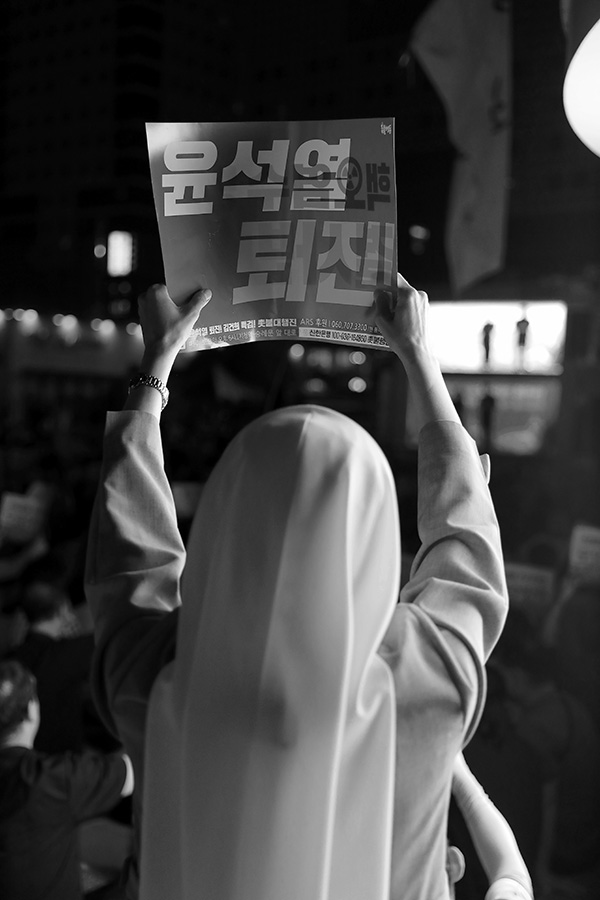 권위를 상실한 정의롭지 못한 정부에 저항하는 시민불복종은 정당합니다. 그것은 시민의 의무이기 때문입니다. ©장영식<br>