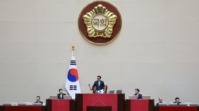 우원식 국회의장이 4일 본회의에서 계엄 해제안 가결로 의사봉을 두드리고&nbsp;있다.(사진=국회사무처 사진팀)<br>