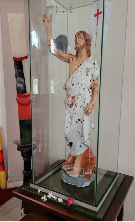 2019년 부활절 자살테러 피해자들의 선혈이 낭자한 성 세바스찬 성당의 예수상. ⓒ황경훈 기자