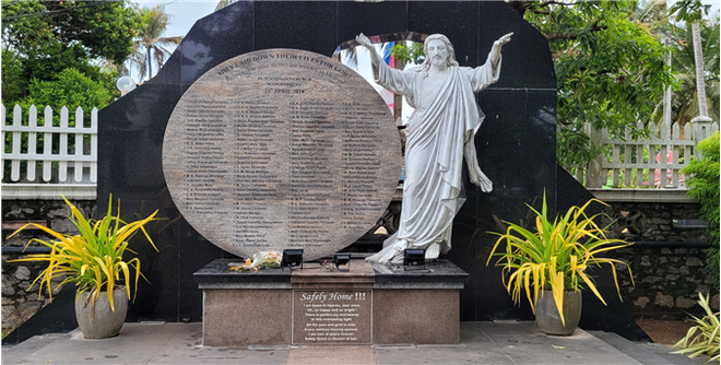 테러로 숨진 신도들 이름이 적힌 성당 내 추모비. ⓒ황경훈 기자