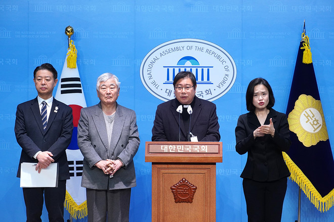 13일 국회 소통관에서 천주교인 7335명과 53개 단체가 국민의힘 신자 국회의원들이 2차 윤석열 탄핵안에는 투표할 것을 촉구했다. (사진 제공 = 김영호 의원실)