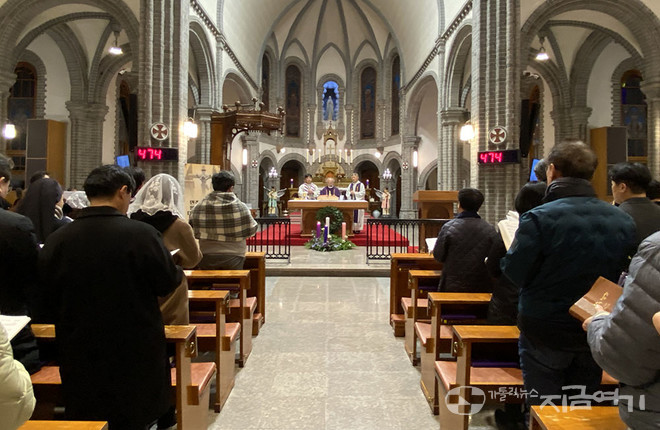 대구대교구가 13일 주교좌 계산 대성당에서 시국 미사를 봉헌했다. 대구대교구가 시국 미사를 봉헌한 것은 이명박 정권 사대강 사업 반대 이후 14년 만이다. ⓒ정현진 기자<br>