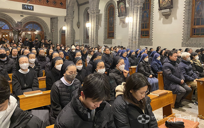 대구&nbsp;계산 대성당을 채운 신자, 수도자들. 이날 미사에는 어느 곳보다 수도자들의 참여도가 높았다. ⓒ정현진 기자&nbsp;