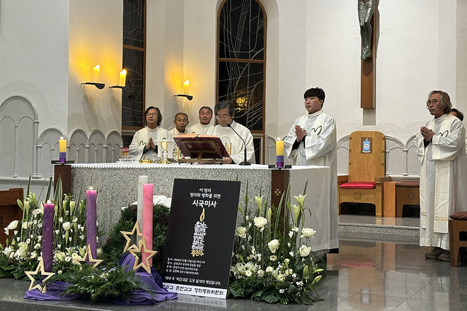 13일 춘천교구 주교좌 죽림 성당에서 시국 미사가 봉헌됐다. (사진 제공 = 춘천교구 문화홍보국)<br>