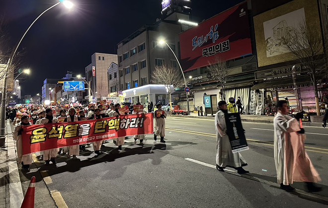 참례자들은 미사 뒤, 국민의힘 당사까지 행진하고 탄핵을 촉구했다. (사진 제공 = 춘천교구 문화홍보국)<br>
