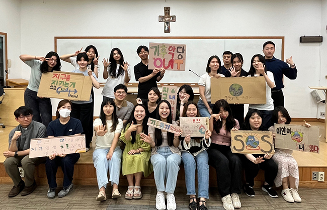 지난 9월 7일 기후정의행진에 참여하기 전에 손팻말을 함께 만들고 찍은 기념 사진. (사진 제공 = 박정현)<br>