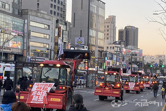22일 농민들과 시민들이 남태령에서 경찰차 벽을 열고 사당역으로 행진하고 있다. ⓒ정현진 기자
