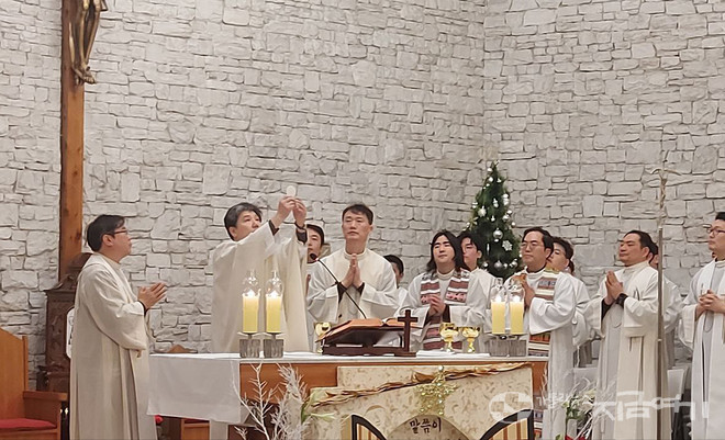 이날 미사 중에 성체 성사 모습. ©경동현 기자