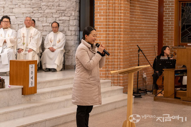 영성체 뒤에 지난 탄핵 집회에서 성가를 불러 화제가 된 고하나 씨(리디아, 오류동 성당)가 '아무것도 너를'와 넬라 판타지아'를 불렀다. ©경동현 기자