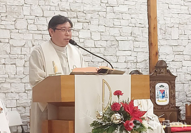 강론하고 있는 원동일 신부. ©경동현 기자