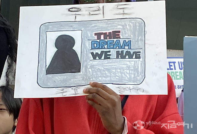 등록증, 자신의 정체를 증명할 수 있는 문서가 없는 이들은 이 땅에 살고 있지만 살지 않는 존재가 된다. ⓒ정현진 기자<br>