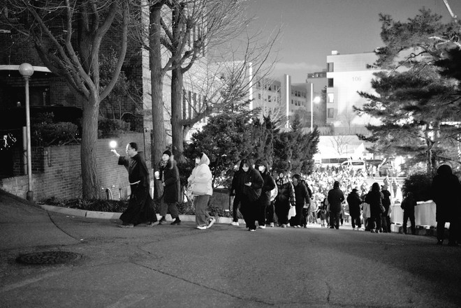 오상환 신부가 아미(BTS 공식 팬덤) 응원봉을 들고 집회에 참여한 시민들을 화장실로 이끄는 모습. (사진 출처 = muriyanan의 X 갈무리)