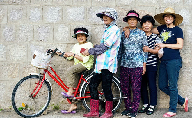 '언니네 텃밭' 남해 지역 회원 '언니들'. (사진 제공 = 언니네 텃밭)<br>