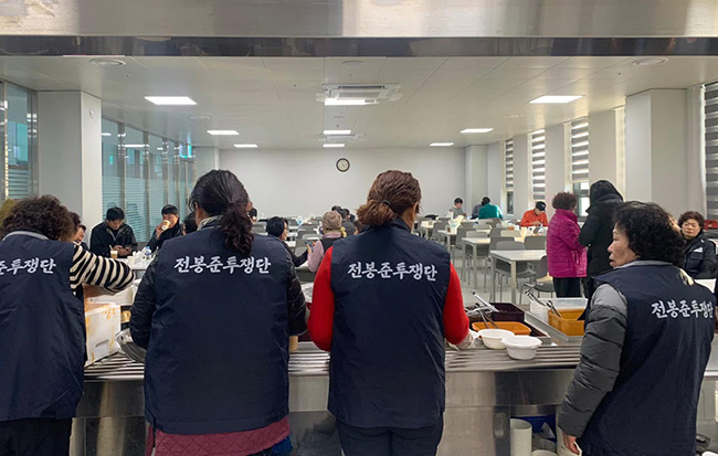 여성 농민들의 연대는 어렵고 힘든 일을 겪는 이들 곁에 언제나 어디서든 이어 왔다. 제주항공 사고 뒤, 무안 지역 회원들은 누가 먼저랄 것 없이 밥을 지어 공항으로 날랐다. 남태령에서 받은 고마움을 갚는다는 마음이었다. (사진 제공 = 전여농)