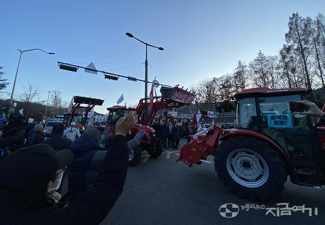 수많은 시민과 농민이 이뤄 낸 '남태령 대첩'의 트랙터에는 "농민헌법 쟁취"라는 구호가 뚜렷했다. ⓒ정현진 기자<br>