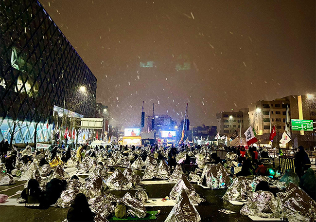 윤석열 체포 집회가 한남동 관저 앞 대로에서 3일부터 밤새 이어졌다. 5일 눈 내리는 아침까지도 자리 지키고 있는 집회 참가자들 모습. 비상 은박 담요를 둘러 이들을 키세스 시위대라고 부른다. (사진 출처 = 한지희 페이스북)