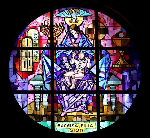 로마 마리아 대성당의 스테인드글라스. (이미지 출처 = Flickr)