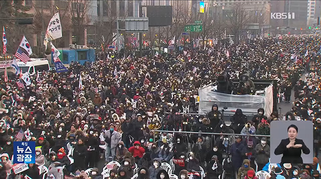 지난해 12월 3일 비상계엄 뒤로 윤석열 탄핵 찬성과 반대 집회가 계속 열리고 있다. 12월 28일 극우가 반대 집회에서 야당 이재명을 구속하라고 시위하고 있다. (사진 출처 = KBS News가 유튜브 채널에 올린 동영상 갈무리)