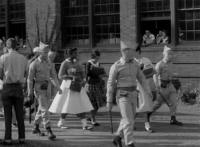 군인들의 보호를 받으며 등교하는 흑인 학생들. (이미지 출처 = 'How the Airborne Protected the Little Rock Nine', 유튜브 Battle Order 채널 영상 갈무리)<br>