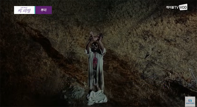 미국 드라마 '뿌리'&nbsp;한 장면. 아기 쿤타킨테. 1979년 국내에도 방영되어 큰 인기를 끌었다. 2016년에 4부작으로 다시 제작되기도 했다. (이미지 출처 = 유튜브 홈초이스 채널 영상 갈무리)<br>