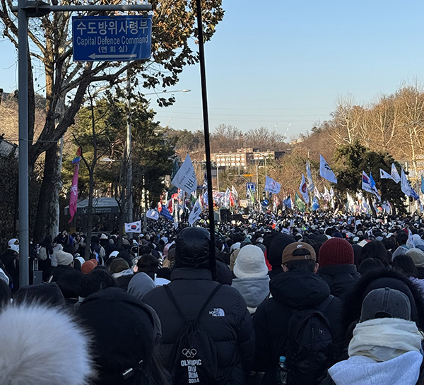 남태령역에 모인 사람들은 입을 모아 다함께 “차 빼라! 차 빼라!“를 함께 외쳤다.&nbsp;©이보나<br>