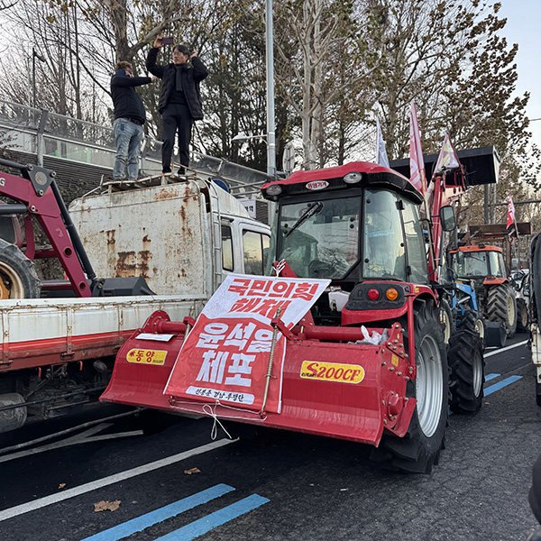 사당역으로 행진하는 중에 전봉준투쟁단의 많은 농민과 손뼉맞장구를 치고, "투쟁!"을 외치며 연대했다.&nbsp;©이보나<br>