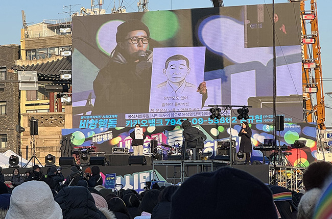 작년 1월 22일 안전모 없이 공사 현장에서 추락하여 산재로 돌아가신 건설 노동자 고 문유식 님의 딸 문혜연 씨가 발언했다. 매주 열린 집회는 수많은 노동자, 여성, 성소수자, 농민, 장애인과 함께 연대하는 자리란 걸 확인하는 시간이기도 했다. ©이보나