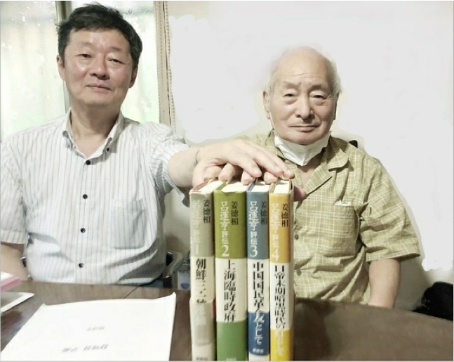 강덕상 선생(오른쪽)이 펴낸 "여운형평전" 1-4권과 필자 이규수 씨. (사진 출처 = 강덕상자료센터)
