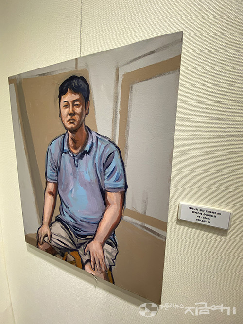 이번 전시에서 유일하게 개인적 마음을 담은 작품, '게라사의 광인'. 게라사라는 지역에서 예수가 만난 광인의 모습과 삶은 최형규 작가가 돌봤던, 지금은 세상을 떠난 지인의 모습이기도 했다. 조현병과 그로 인한 알코올 중독으로 세상을 떠난 지인이 가장 두려워했던 것은 병 자체가 아니라 주변의 혐오와 배제였다고 말했다. ⓒ정현진 기자