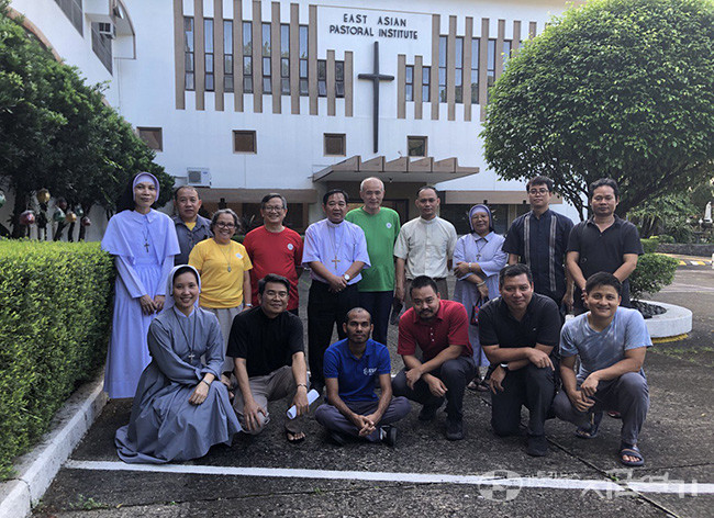 동아시아 사목연수원(EAPI)에서 정제천 신부와 함께하는 이들. ⓒ정제천
