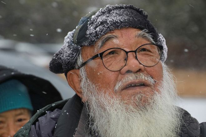 문정현 신부는 연대 발언에서 "윤석열 퇴진 전에 고공 위의 두 노동자 문제가 해결되길 바라며, 희망뚜벅이들이 건강하게 서울까지 잘 도착하길 바랍니다. 우리 반드시 이깁시다"라고 고공과 희망뚜벅이를 격려했다. ©장영식<br>