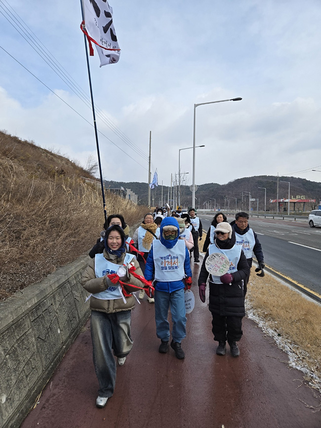 구미에서 국회까지 걷는 희망뚜벅이의 모습. ©장영식<br>