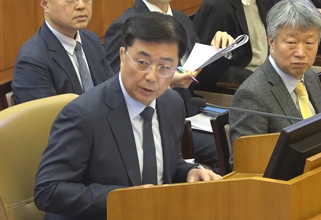 지난 4일, 윤석열 탄핵 심판 5차 변론기일에 홍장원 전 국정원 1차장이 윤석열 대통령이 지시한 '정치인 체포'에 대해 증언했다. (사진 출처 = KBS NEWS가 유튜브 채널에 올린 동영상 갈무리)